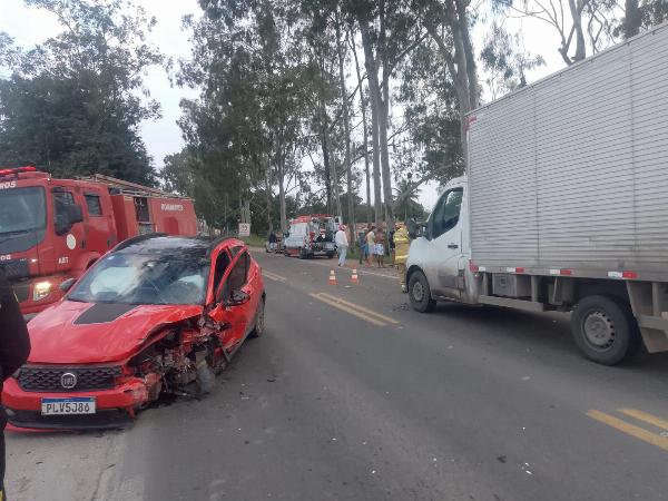 Colisão entre carros deixa duas pessoas feridas na BR-116, em Serrinha; vídeo mostra impacto