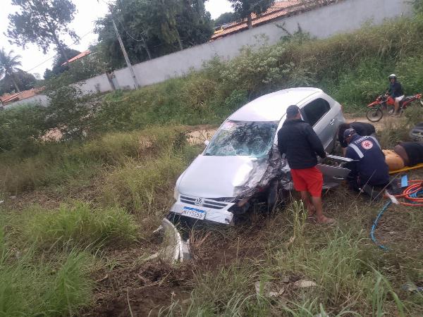 Colisão entre carros deixa duas pessoas feridas na BR-116, em Serrinha; vídeo mostra impacto