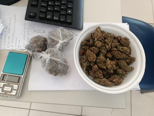 Mulher é presa e adolescente é apreendido por tráfico de drogas em ações da CETO em Serrinha