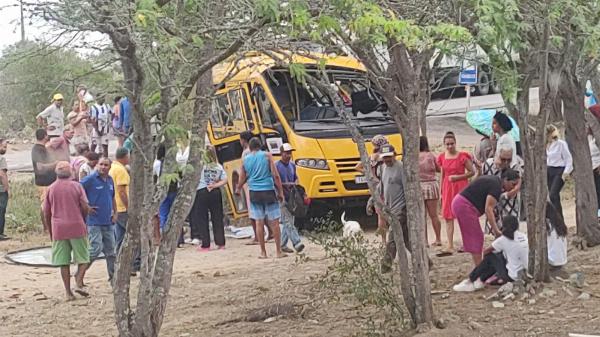 Acidente entre carreta e ônibus escolar deixa quatro feridos na BR-116, em Serrinha