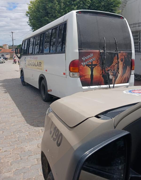 Micro-ônibus escolar é apreendido após avançar sinal vermelho e quase causar acidente em Serrinha