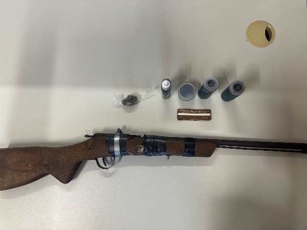 Jovem é preso com maconha e espingarda artesanal após denúncia de disparos em Santaluz