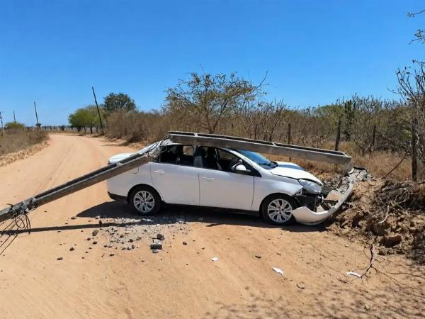 Três pessoas ficam feridas após veículo colidir contra poste em Conceição do Coité