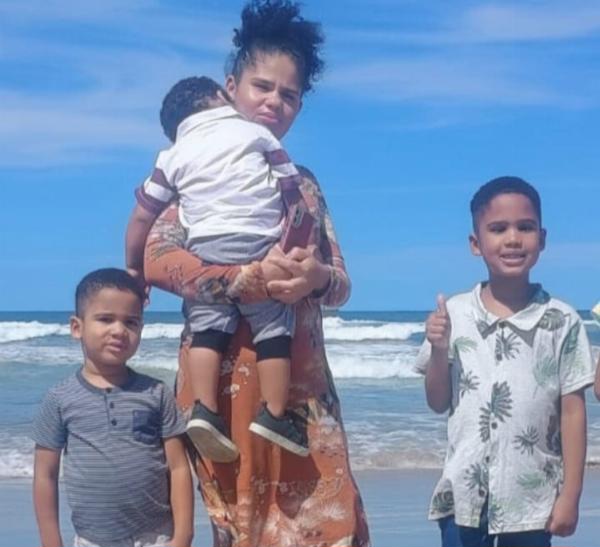 Mãe de crianças mortas em incêndio em Serrinha é solta após quatro meses presa