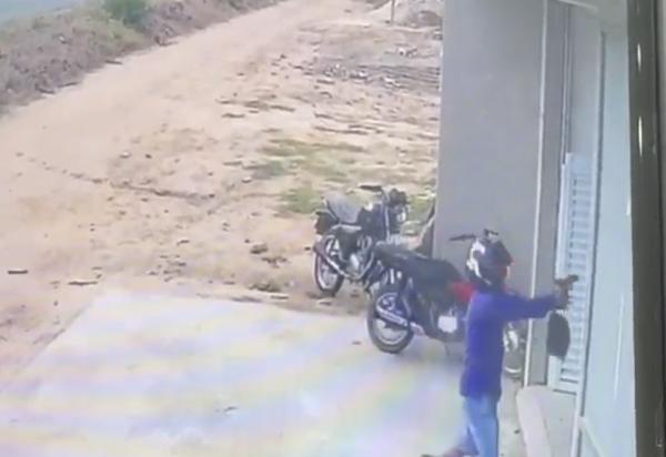 Jovem de 23 anos morre e homem fica ferido após ataque a tiros em oficina em Retirolândia