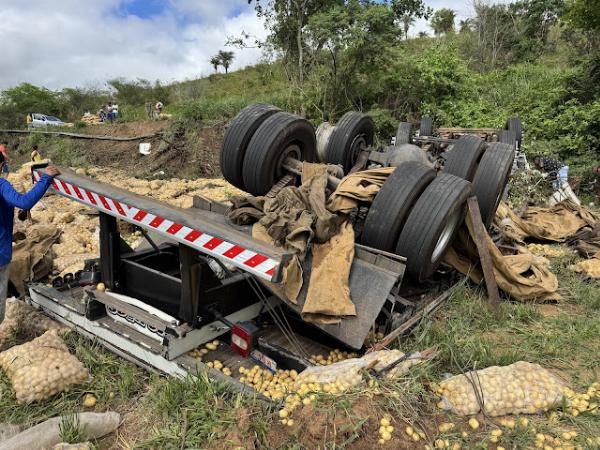 Pai e filho morrem em capotamento de caminhão na BA-130, em Mairi