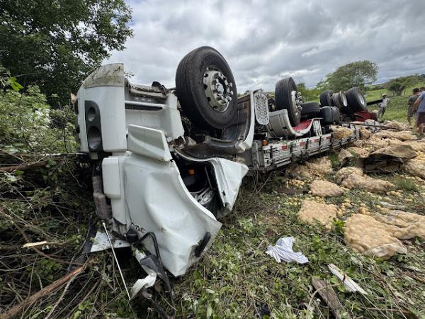 Pai e filho morrem em capotamento de caminhão na BA-130, em Mairi