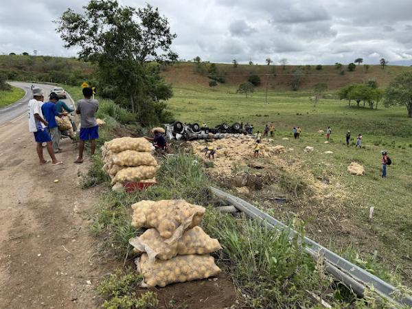 Pai e filho morrem em capotamento de caminhão na BA-130, em Mairi