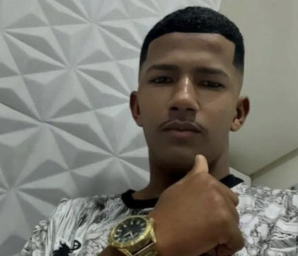 Jovem é morto a tiros enquanto andava de moto com namorada em Cansanção
