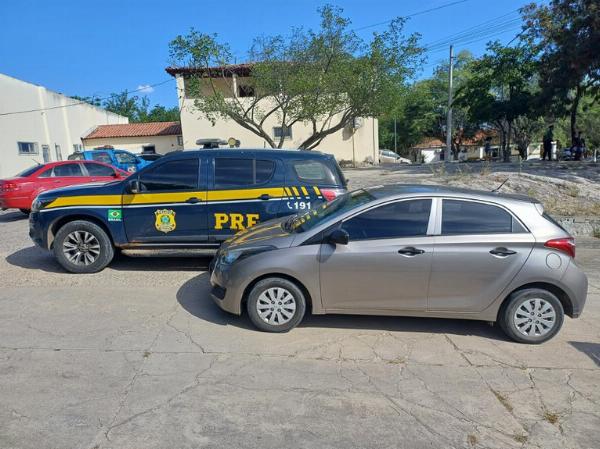 Durante fiscalização em Capim Grosso, PRF recupera veículo com registro de furto