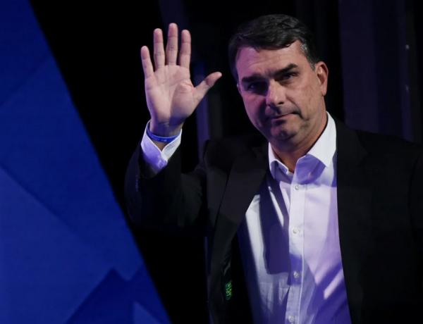 Flávio Bolsonaro chega com mulher e filhas aos EUA após fuga do Brasil