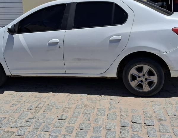 Homem é preso em Queimadas por dirigir carro roubado