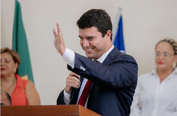 Cyro toma posse como prefeito de Serrinha, diz que não aceita oportunistas e que vai acabar vícios políticos