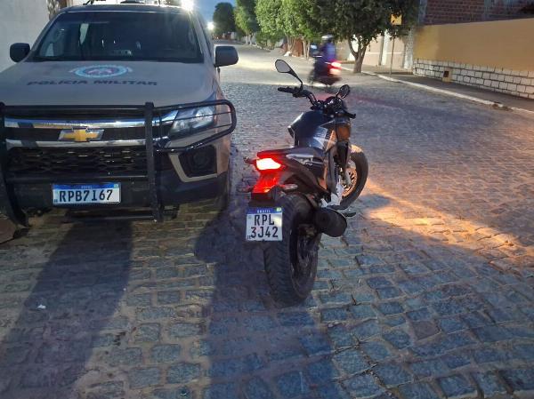 Mulher é presa em Queimadas com moto roubada