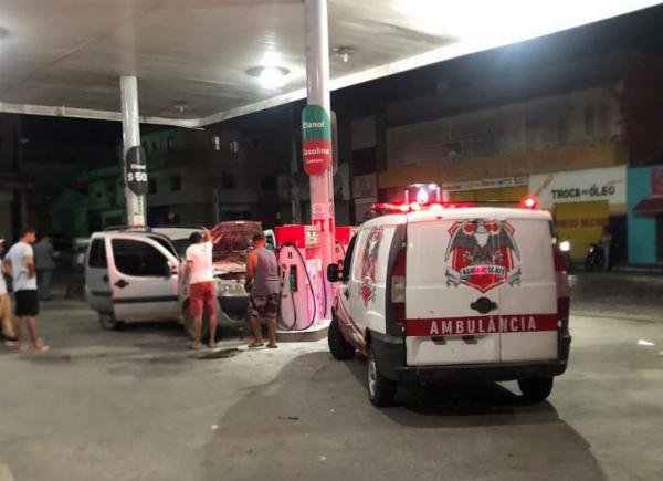 Carro desce ladeira e atinge bomba de combustível em Conceição do Coité