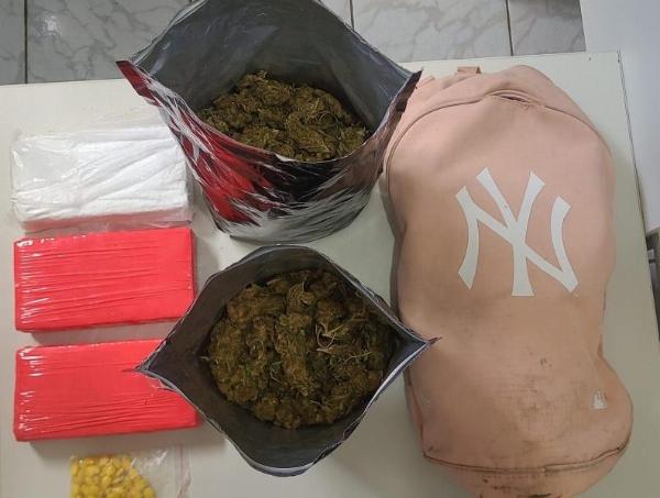 Motociclista tenta fugir de abordagem e acaba preso por tráfico de drogas em Conceição do Coité