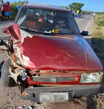 Batida entre três veículos deixa duas pessoas mortas e uma gravemente ferida em Várzea Nova