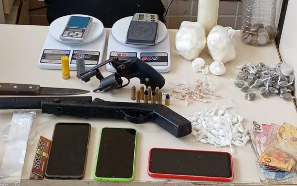 Homem é preso e menor apreendido com drogas e armas em Riachão do Jacuípe
