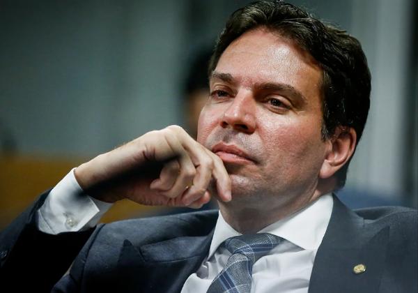 Moraes manda PF tomar providências para extradição de Ramagem