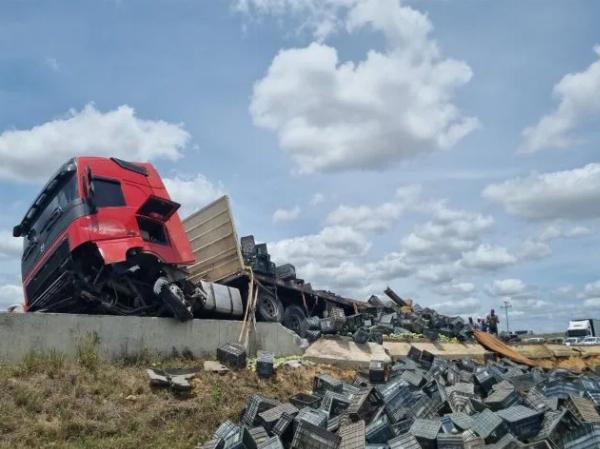 Caminhão carregado de manga tomba na BR-116 e bloqueia pista