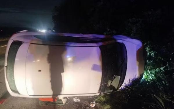 Dois homens são presos após capotar carro roubado durante tentativa de fuga em Conceição do Jacuípe