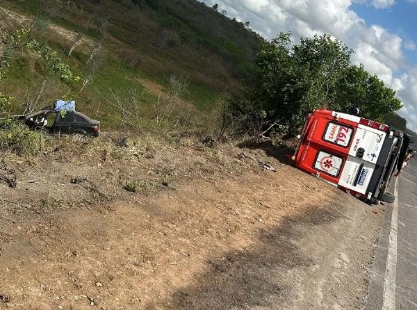 Ambulância do SAMU tomba após colisão na BR-116, em Serrinha