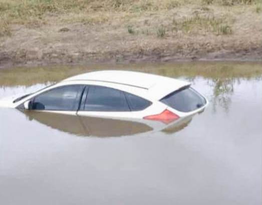 Carro é encontrado submerso em lagoa de Serrinha