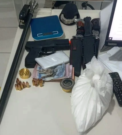 PM apreende simulacro de arma e droga em Santa Bárbara