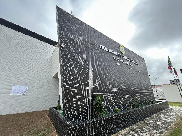 Homem é preso após 3 anos de perseguição e ataques racistas contra ex-companheira em Tucano