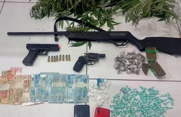 Operação que investiga homicídio apreende arma e drogas em Araci