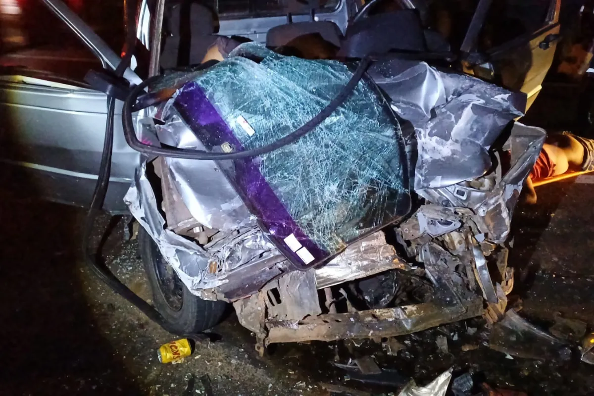Colisão frontal entre van e Fiorino mata duas pessoas na BR-116, em Rafael Jambeiro