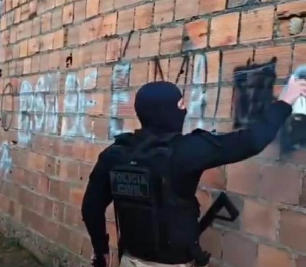 Polícia Civil remove pichações de organizações criminosas em bairros de Serrinha