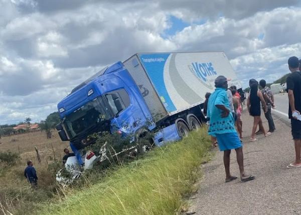 Homem morre após carro bater de frente com carreta em Caldeirão Grande