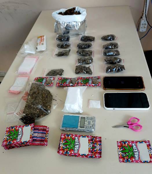 Suspeitos de tráfico são presos em quarto de pousada em Serrinha