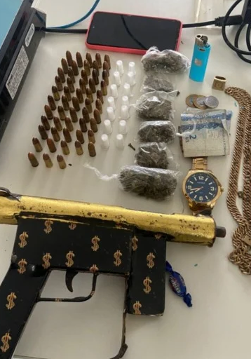 SANTA BARBARA - OPERAÇÃO POLICIAL PRENDE DUPLA POR TRÁFICO DE DROGAS E APREENDE SUBMETRALHADORA