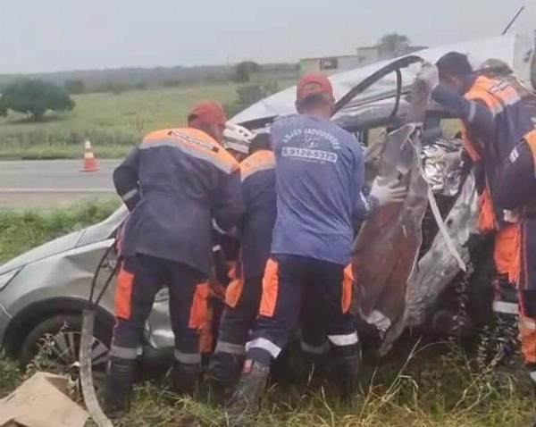 Colisão entre carro e caminhão deixa três mortos e dois feridos na BR-324, em Riachão do Jacuípe