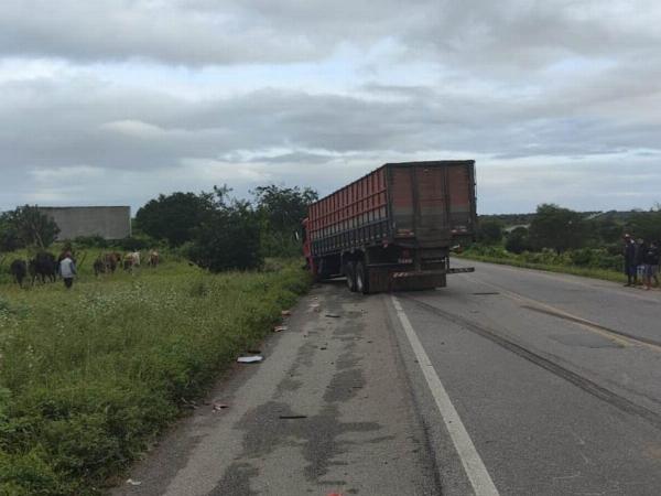 Colisão entre carro e caminhão deixa três mortos e dois feridos na BR-324, em Riachão do Jacuípe