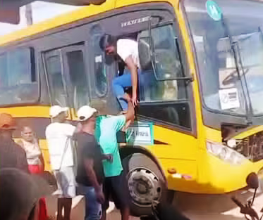 Ônibus tem pane elétrica e passageiros saem pela janela em Irará