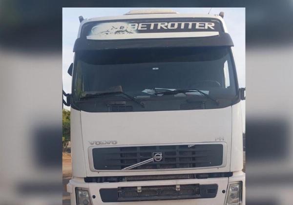 Carreta roubada em Serrinha é recuperada pela PM em Canudos