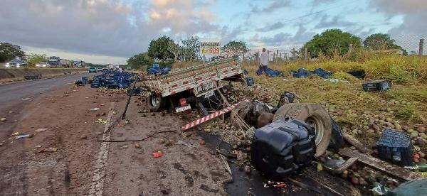 Batida entre caminhões deixa dois mortos na BR-116 em Santo Estevão