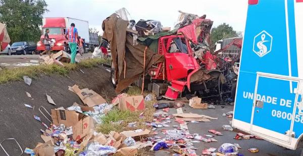 Batida entre caminhões deixa dois mortos na BR-116 em Santo Estevão
