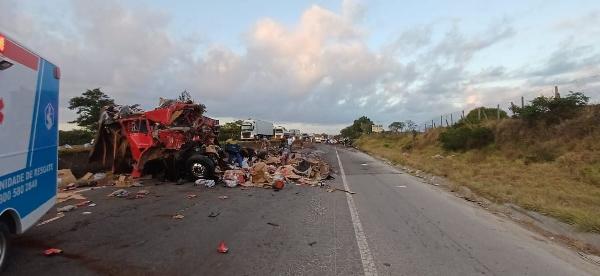 Batida entre caminhões deixa dois mortos na BR-116 em Santo Estevão