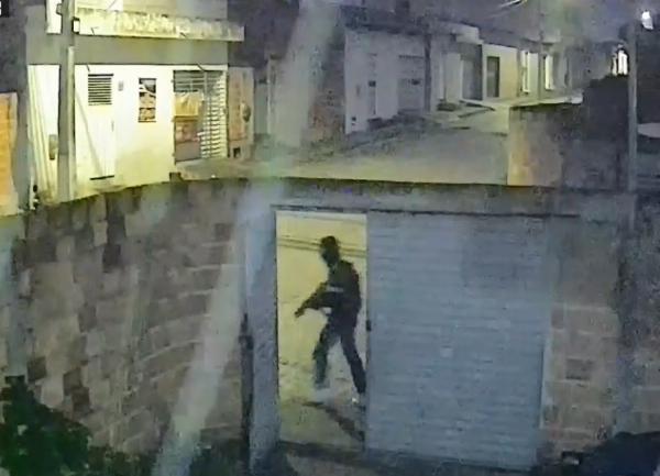 Grupo armado invade casa à procura de rival em Serrinha; homem foge pelo telhado
