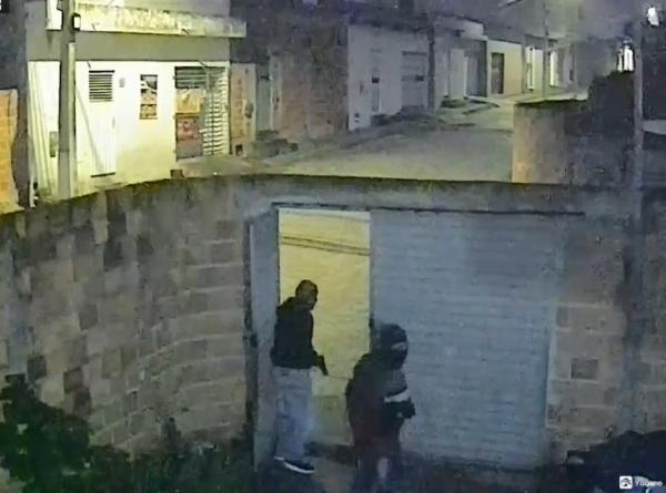 Grupo armado invade casa à procura de morador em Serrinha; homem foge pelo telhado