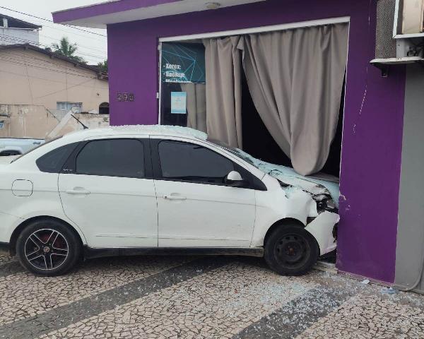 Carro desgovernado desce ladeira e atinge loja em Serrinha