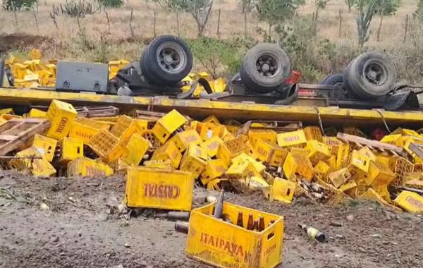 Caminhão carregado com cerveja capota na BR-324 em Riachão do Jacuípe