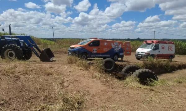 Homem morre esmagado após trator capotar e cair sobre ele em Riachão do Jacuípe