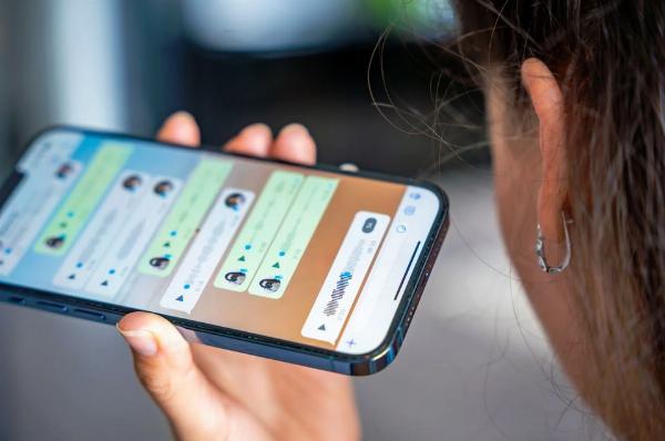Justiça determina pagamento de horas extras a funcionária que respondia WhatsApp após expediente