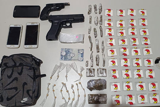 Dupla é presa com simulacros de arma fogo e drogas em Cansanção