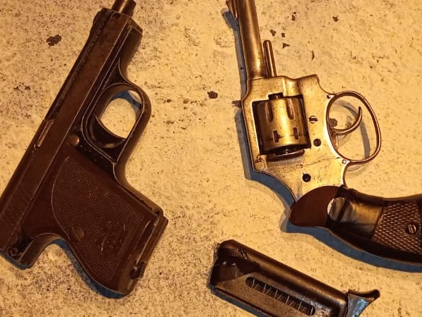 Adolescentes são apreendidos com armas de fogo após perseguição em Cipó